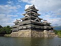 Замъкът Матцумото в Япония, ограден отвсякъде с ров