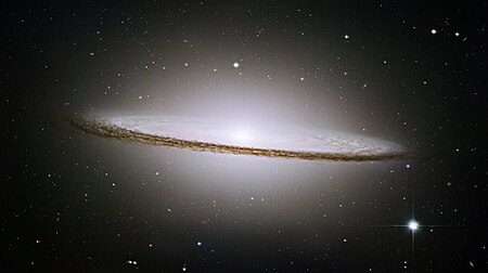 مجرَّة سومبريرو (M104)، وهي مجرَّة حلزونيَّة تبعد عن مجرَّة درب التبَّانة مسافة تقارب 29 مليون سنة ضوئية. قُطرها يبلغ 50,000 سنة ضوئية، وهي مُحاطة بحلقة من الغُبار تُعطيها شكل قُبَّعة السومبريرو.