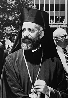 Foto em preto e branco de um papa ortodoxo com barba e manto pretos.