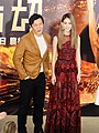 2018年7月7號，星加坡男演員黃經漢（英文：Ng Chin Han） （左）同昆凌（右）喺新城市廣場參加美國電影《高凶浩劫》嘅首映活動。
