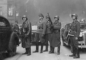 Jürgen Stroop (uprostřed) v průběhu povstání