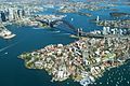 Pelabuhan Sydney dan Port Jackson memaparkan pemandangan udara Sydney Harbour Bridge dan Sydney Opera House. CBD terletak di bahagian hujung sebelah kiri gambar.