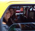 یک تاکسی که شروع به حرکت کرد، چهره دختران را در تصویر تار کرد.