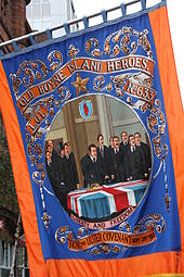 Оранжевый баннер, показывающий подписание Ольстерского договора[англ.]