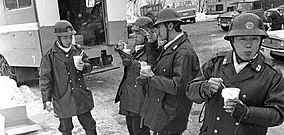 Japanische Bereitschaftspolizei bei einer Cup Noodle-Mahlzeit[Anm. 2], Karuizawa 1972