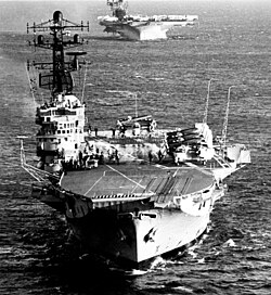 HMAS Melbourne (etualalla) ja USS Midway vuonna 1981.
