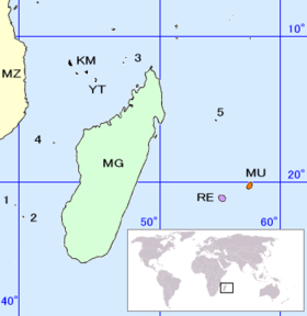 Mapa de las islas Dispersas: 1 - Bassas da India; 2 - Isla Europa; 3 - Islas Gloriosas; 4 - Juan de Nova; 5 - Isla Tromelin (KM : Islas Comoras, MG : Madagascar, MU : Mauricio, MZ : Mozambique, RE : Reunión, YT : Mayotte)