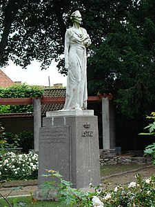 Статуа на Астрид во парк во Кортријк именуван по неа