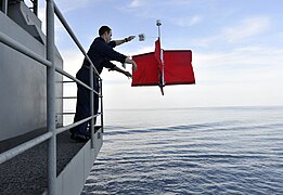 Oficials militars llançant una boia per estudiar corrents a la mar d'Aràbia