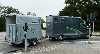 A 3.5-tonne horsebox pulling a horse trailer in Sweden