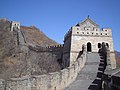 החומה הגדולה של סין במוּטְײֵנְיוּ (אנ') ליד בייג'ינג, נבנתה בתקופת שושלת מינג, 1368–1644. קירות החומה המוקדמים נבנו מאדמה נגוחה, ובמשך הזמן הוחלפו בלבנים ואבן. קטעי חומה עתיקים נותרו בנויים אדמה נגוחה.