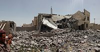 Uma casa iemenita em ruínas. A coalizão de países árabes que bombardeiam o Iêmen tem sido acusada de bombardeios indiscriminados que causam várias perdas civis.