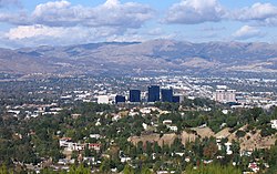 وودلند هیلز، کالیفرنیا در منظره جلوی عکس، شامل رانر سنتر، از چشم‌انداز بالای توپانگا