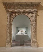 Ancadrament de marmură al unui altar renascentist, circa 1530-1550, în Muzeul Metropolitan de Artă (New York City)