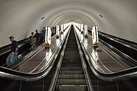 Bergmännisch aufgefahrener Rolltreppentunnel an der Station Arsenalna der Metro Kiew; zahlreiche der nach sowjetischem Muster gebauten Systeme verzichten auf Festtreppen und Aufzüge