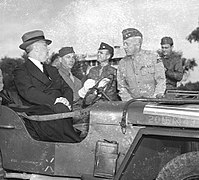 Franklin Roosevelt při setkání s Georgem Pattonem v džípu v Casablance, francouzské Maroko, 1943