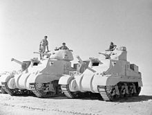 photographie en noir et blanc montrant deux chars côte à côte dans le désert