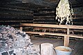 Sauna à fumée (Musée de la forêt lapone à Rovaniemi). Les murs en rondins sont calfeutrés avec de la sphaigne.