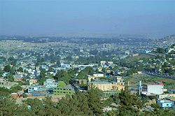 Puseur kota Kabul nu aya di 5.900 suku (1.800 m) dpl di lebak nu heureut, diapit ku pagunungan Hindu Kush