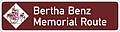 Афіцыйны знак маршруту Мэмарыялу Бэрты Бэнц у гонар першай у сьвеце аўтамабільнай вандроўкі на доўгую дыстанцыю з Мангайму да Пфарцгайму ў 1888 (104 км)