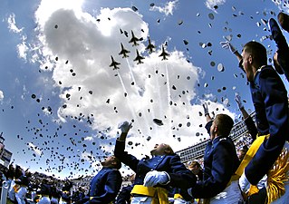 Avslutningsceremoni för U.S. Air Force Academy på Falcon Stadium med överflygning av Thunderbirds, maj 2007.