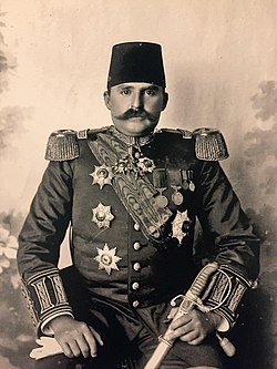 1908 körül csendőrparancsnoki egyenruhájában Kel Marubi(wd) felvételén[1]