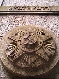 Detalle: Símbolo soviético del día de la victoria esculpido en piedra.