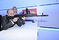 Putin an einem Schießsimulator