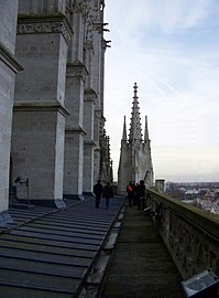 Les toitures des chapelles latérales nord de la nef sont aménagées en terrasse continue.