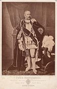 騎士団の正装をしたザクセン国王アルベルト（1902年撮影）