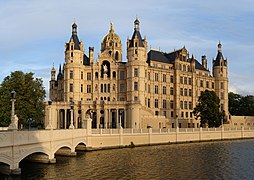 Palacio de Schwerin (1842-1857) en Mecklenburgo, arquitectura neorrenacentista para fines de representación.