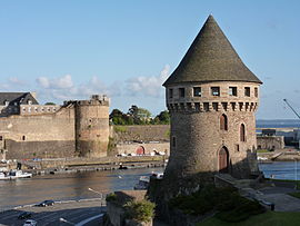 Pamje e Tour Tanguy me Château de Brest në sfond