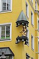 Sendlinger Straße 15: Glockenspiel mit einem Moriskentänzer (nach dem Vorbild des Münchner Bildhauers Erasmus Grasser), welches stündlich spielt. 1972 im Zuge der Olympischen Sommerspiele vom dort ansässigen Juwelier Fridrich gestiftet.