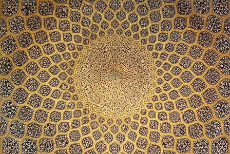Şeyh Lütfullah Camii'nin en büyük ve merkezi kubbesinin iç bezemeleri, Safevi hanedanın ihtişamını yansıtmaktadır. (Üreten: Nikopol)