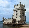 La Torre de Belém es un torreón de cinco plantas ubicado en la ciudad de Lisboa, Portugal. Fue construida en 1514, y es posiblemente la imagen más representativa de Portugal. Por Alversgaspar.