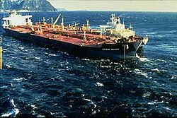 Exxon Valdez kolme päivää karille ajamisen jälkeen.