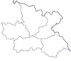 Mapa konturowa kraju hradeckiego, blisko centrum po lewej na dole znajduje się punkt z opisem „Mžany”