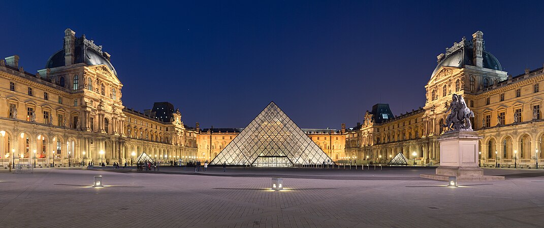 Louvre-museets gårdsplads om natten.