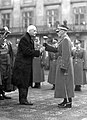 Edward Rydz-Śmigły, à droite, recevant la buława du président Ignacy Mościcki le 10 novembre 1936 à Varsovie.