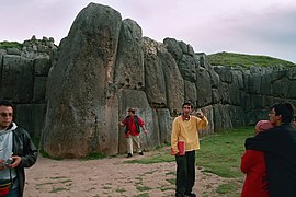 Autres murs cyclopéens incas (forteresse de Sacsayhuamán au Cuzco). Les pierres les plus grandes pèseraient de 128 à 200 tonnes[16].