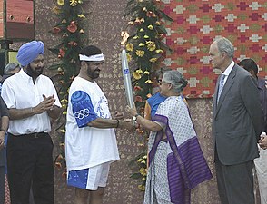 Sheila Dikshit handing over the Olympic Torch to Indian Olympic Association president Shri Suresh Kalmadi at the beginning of the Olympic Torch Relay in 2004