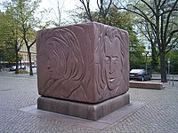 مکعب از جنس گرانیت با چهار پرتره از برامس، در شهر هامبورگ، ساختۀ داربوون[بز].