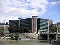 Mündung des Wienflusses in den Donaukanal, dahinter Bundesministerium für Verkehr, Innovation und Technologie