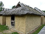 Haus mit lehmbeworfenen Flechtwänden und Strohdach