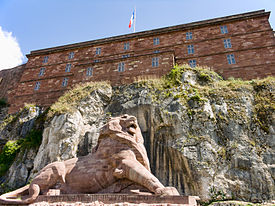 Leão de Belfort e castelo ao fundo