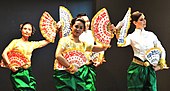 Robam Phlet (Fan dance)