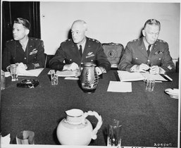 General Marshall Harbiy havo kuchlari generali Genri X. Arnold va havo kuchlari general-mayori Lauris Norstad bilan Germaniyadagi Potsdam konferensiyasida, 1945-yil 21-iyul.