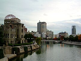 Memorial da Paz de Hiroshima e edifícios modernos ao fundo