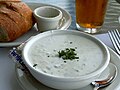 Крем–супа Њу Ингланд, традиционално направена од компири и школки.