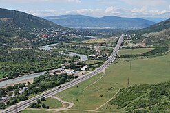 El valle, mostrando la autopista cercana al río